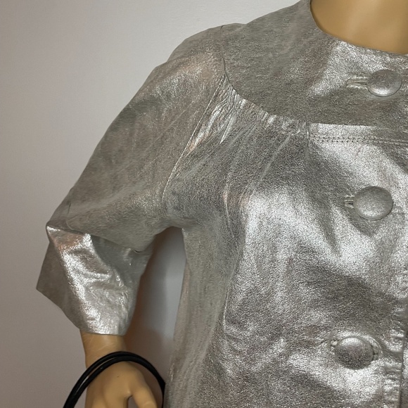 Vintage silver metallic 100% leather 60’s mod button down crewneck jacket! - Picture 3 of 15